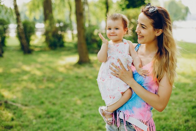 Mamma che riposa con sua figlia