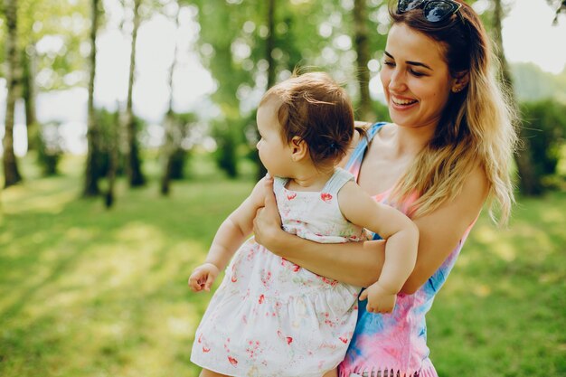 Mamma che riposa con sua figlia