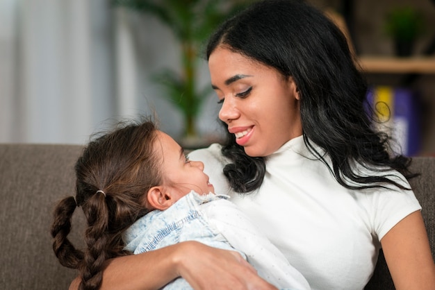 Mamma che tiene la figlia come un bambino piccolo