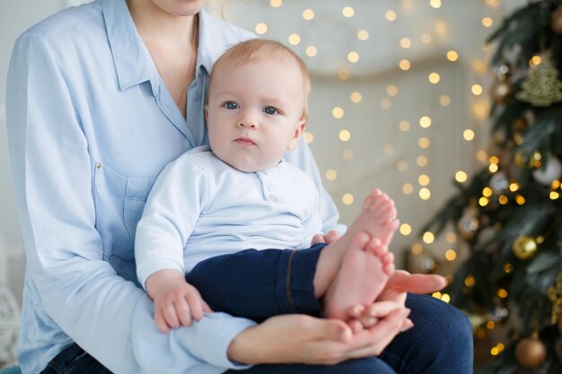 mamma e bambino carino al coperto