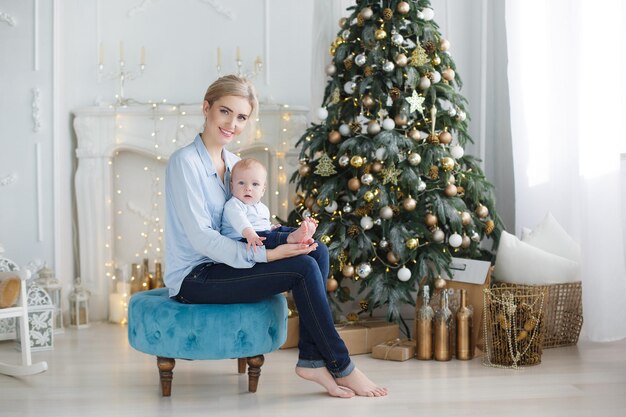 mamma e bambino carino al coperto