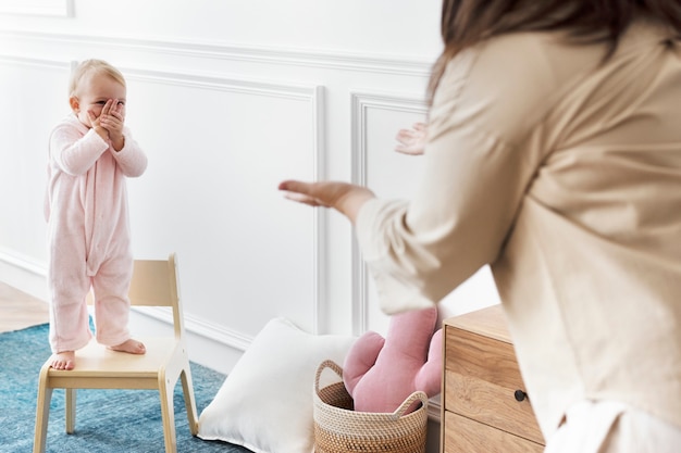 Mamma e bambino che giocano insieme