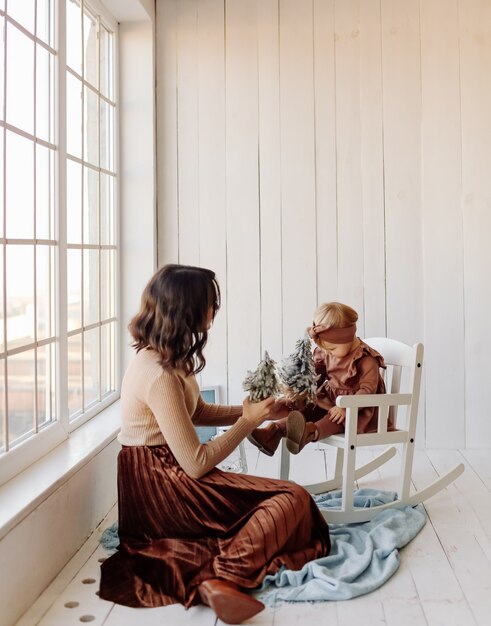 Mamma e bambino giocano