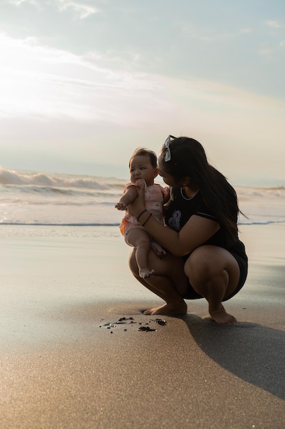 Mamma e figlia appena nata sulla spiaggia