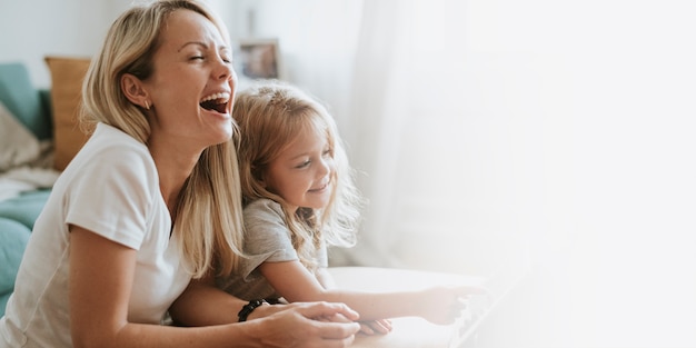 Mamma e figlia che guardano un cartone animato su un tablet digitale