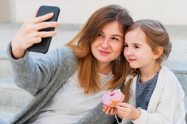 Mamma e figlia che prendono un selfie