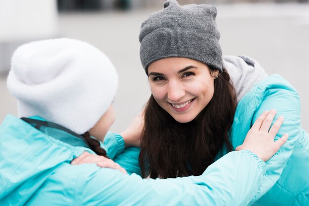 Mamma e figlia dell'angolo alto all'aperto