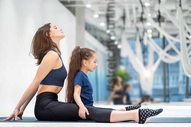 Mamma e figlia fanno stretching prima dell'esercizio