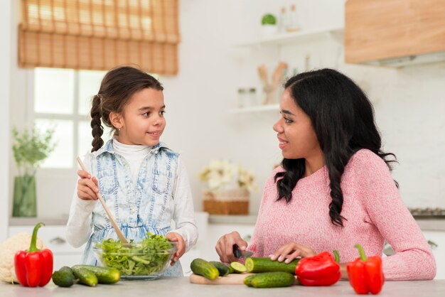 Mamma e figlia in cucina