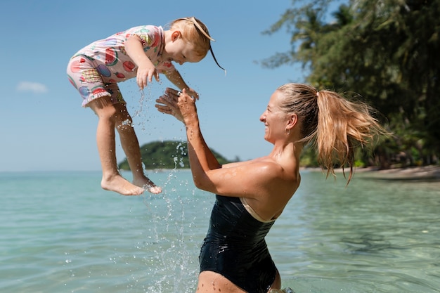 Mamma e figlia si godono le vacanze soleggiate