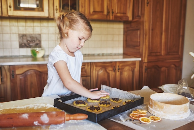 Mamma e figlia sono occupate a cuocere i biscotti