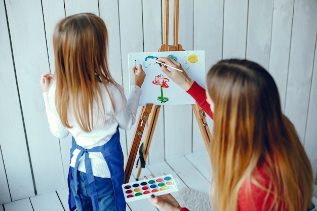 Mamma e figlia stanno disegnando