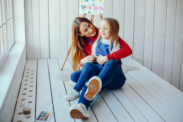 Mamma e figlia stanno disegnando