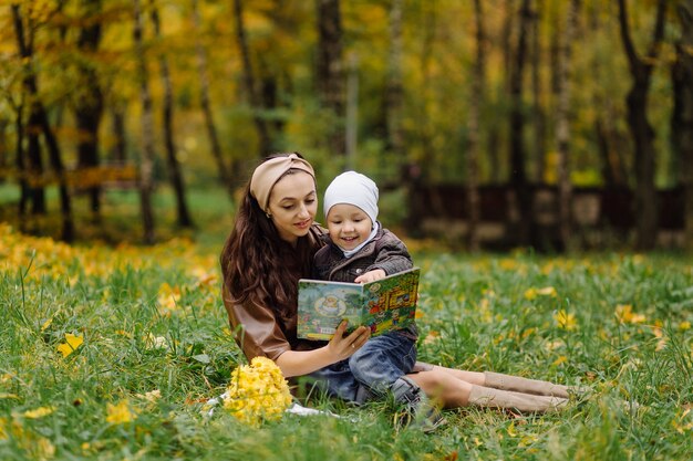 Mamma e figlio che camminano e si divertono insieme nel parco d'autunno.