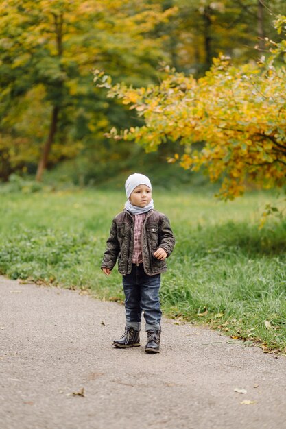 Mamma e figlio che camminano e si divertono insieme nel parco d'autunno.