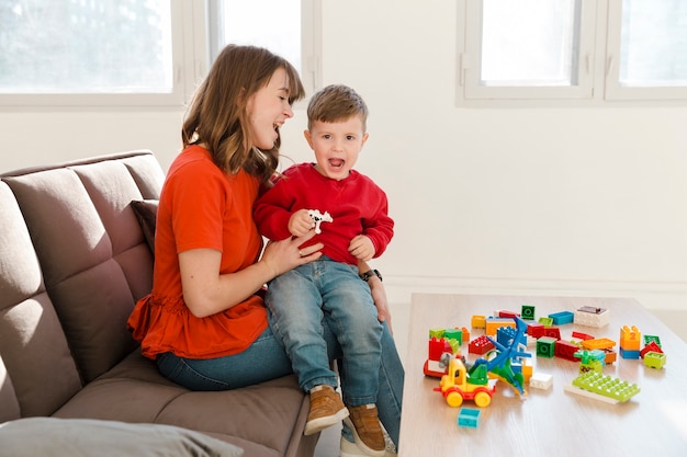 Mamma e figlio che giocano con i giocattoli