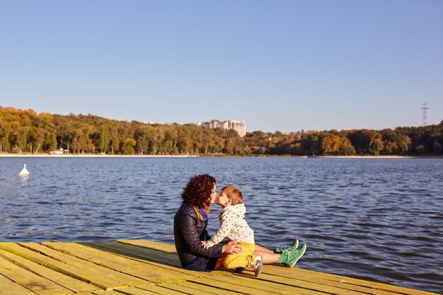 Mamma e figlio che riposano sul lago