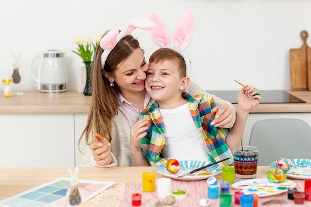 Mamma e figlio dell'angolo alto con le orecchie di coniglio