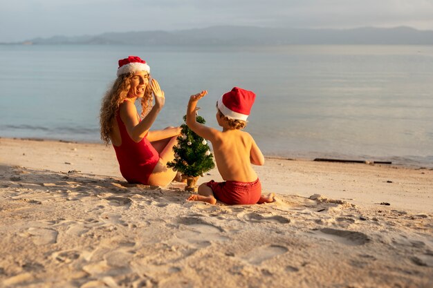 Mamma e figlio festeggiano il natale a luglio