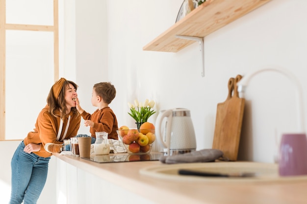 Mamma e figlio si godono il tempo insieme