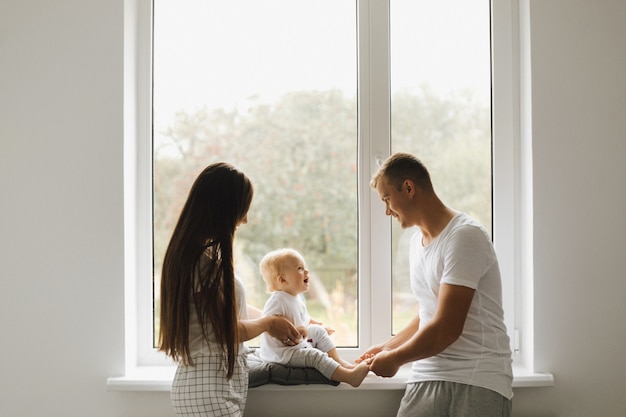 Mamma e papà giocano con il loro figlioletto