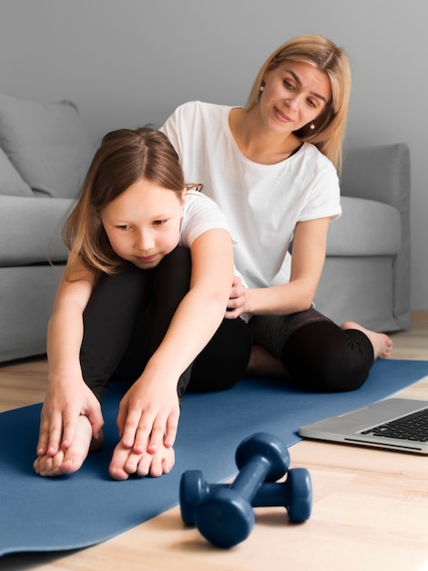 Mamma e ragazza che lavorano