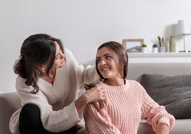 Mamma e ragazza si guardano