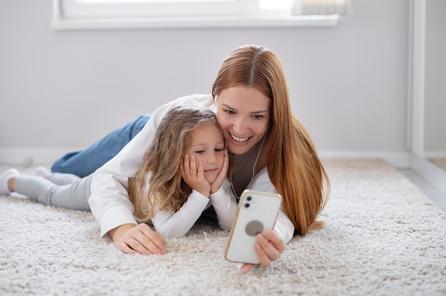 Mamma fa una videochiamata di famiglia con sua figlia