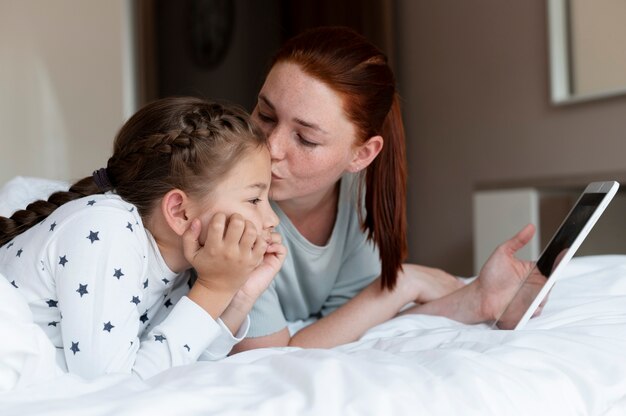 Mamma fa una videochiamata di famiglia con sua figlia