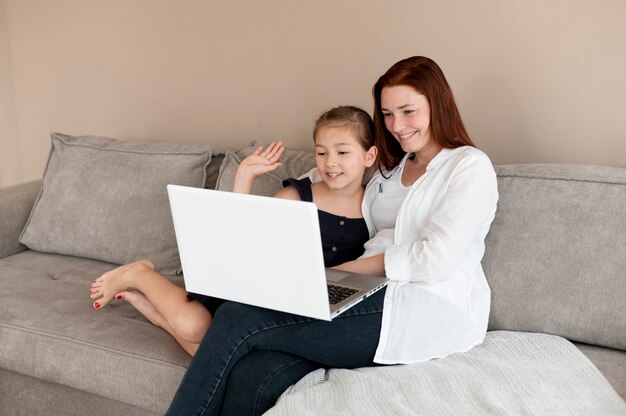 Mamma fa una videochiamata di famiglia con sua figlia