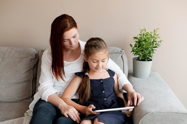 Mamma fa una videochiamata di famiglia con sua figlia