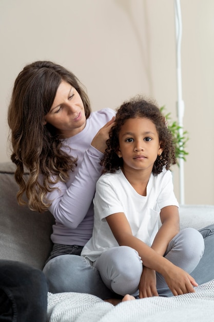 Mamma gioca con sua figlia a casa