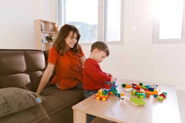 Mamma guarda il figlio mentre gioca