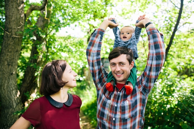 Mamma, guardando, papà, portante, figlio