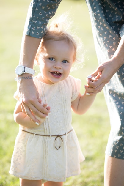 Mamma insegnando alla figlia di camminare