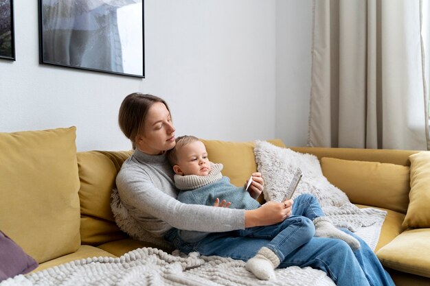 Mamma si prende cura di suo figlio e si teleconsulta con il medico