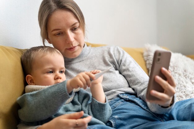 Mamma si prende cura di suo figlio e si teleconsulta con il medico