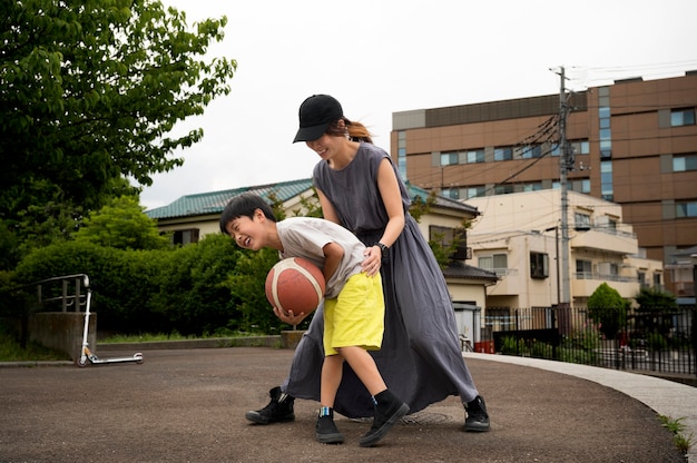 Mamma single che gioca a basket con suo figlio