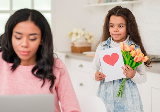 Mamma sorprendente della bambina dell'angolo alto