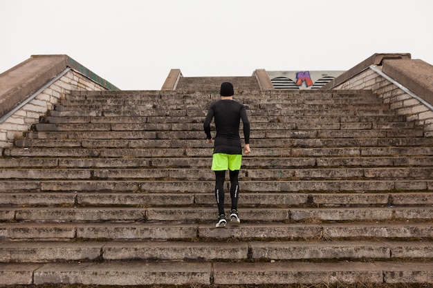 Man jogging su per le scale