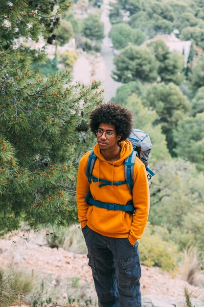 Man trekking in montagna