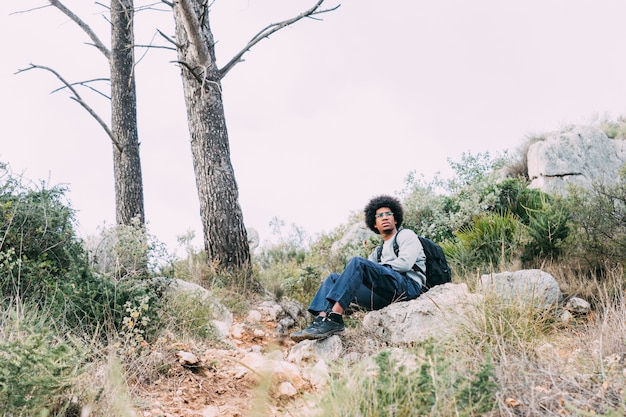 Man trekking in natura