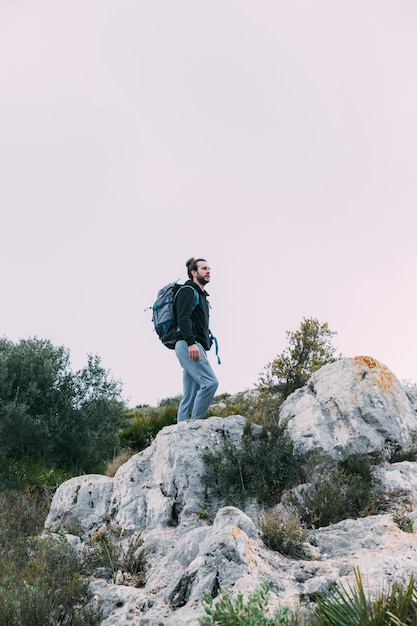 Man trekking in natura