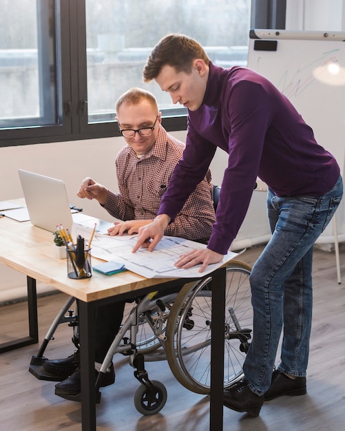 Manager che lavora insieme a un uomo disabile