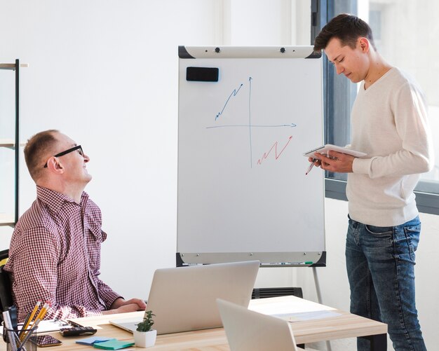 Manager che lavora insieme a un uomo disabile