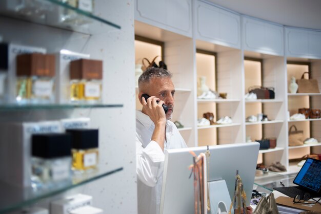 Manager prepara il negozio per la riapertura