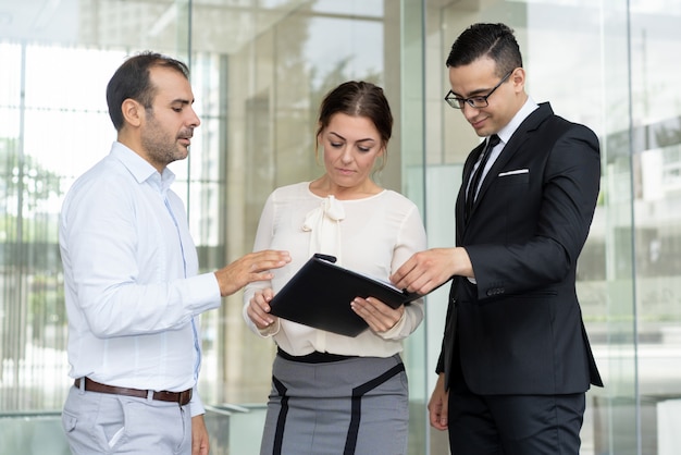 Manager sorridenti leggendo le istruzioni di lavoro