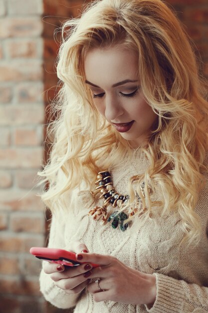 Mandare un sms splendido della donna bionda