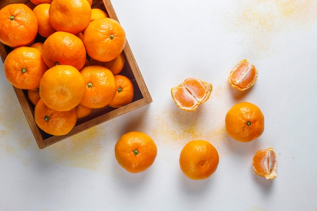 Mandarini freschi e succosi di clementine.