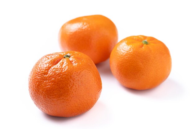 Mandarini freschi isolati su sfondo bianco